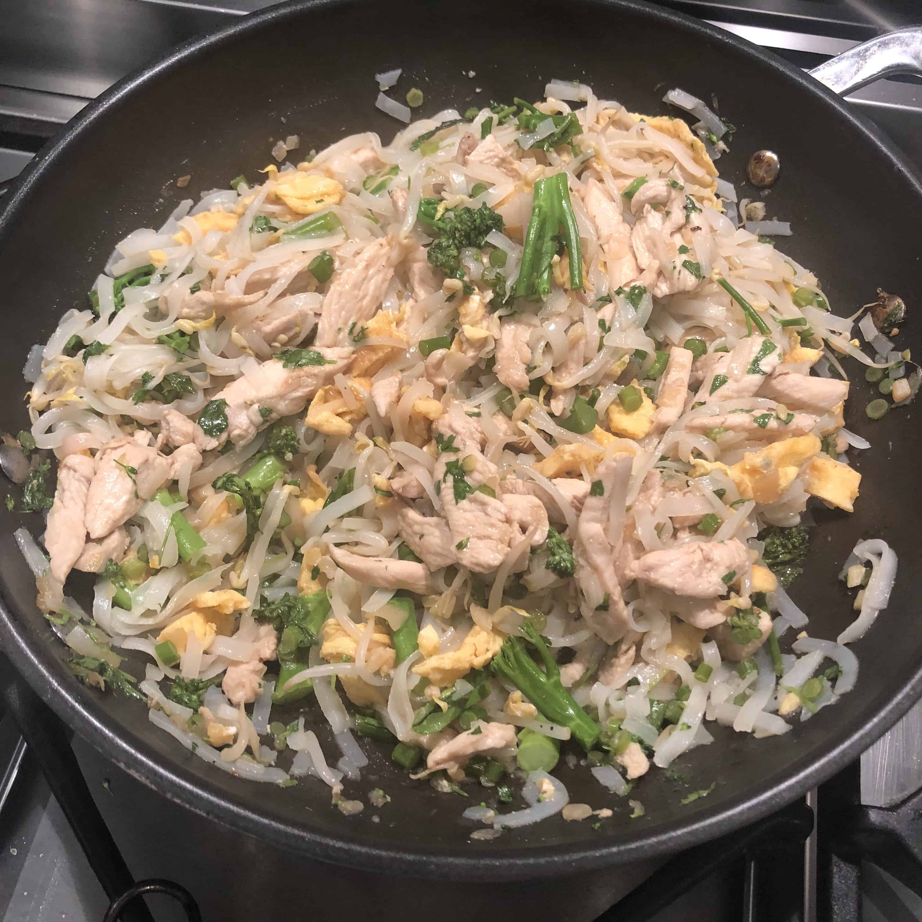Pad thai noodles with chicken and broccoli 