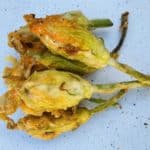 Stuffed zucchini flowers with ricotta and walnut