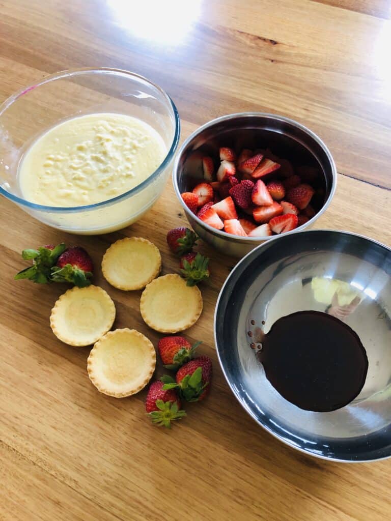 How to assemble mini strawberry tarts 